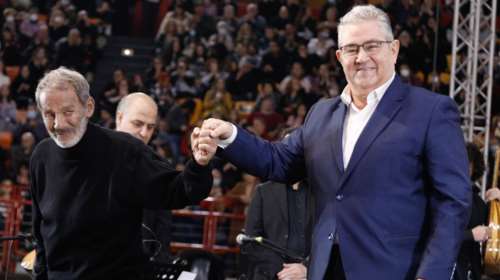 Κουτσούμπας στη συναυλία στο ΣΕΦ για τον Ξαρχάκο: Τα τραγούδια του έχουν αίμα και καρδιά - &quot;Καίγεται όταν δημιουργεί&quot;