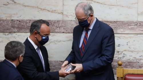 Κατατέθηκε στη Βουλή ο Προϋπολογισμός 2022 - Πρόβλεψη για άλμα ανάπτυξης στο 6,9% για το 2021