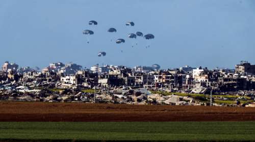 Γάζα:Πέντε νεκροί από πτώση κιβωτίου με ανθρωπιστική βοήθεια σε σπίτι – Δεν άνοιξε το αλεξίπτωτο