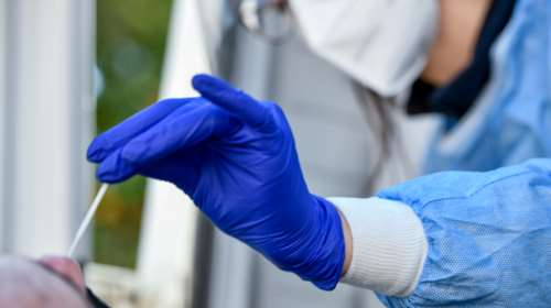 Τζανάκης για μεταλλάξεις Ομικρον 4 - 5: Υψηλός πυρετός και πολύ μεγάλη κακουχία - Πάνω από 15.000 τα πραγματικά κρούσματα