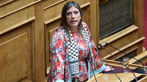 Με παλαιστινιακή μαντίλα στη Βουλή η Ζωή Κωνσταντοπούλου: Παιδιά από τη Γάζα στα θεωρεία [εικόνες-βίντεο]