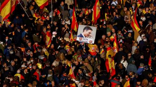 Ισπανία: Χιλιάδες άνθρωποι διαδήλωσαν κατά της κυβέρνησης Σάντσεθ στη Μαδρίτη [εικόνες]