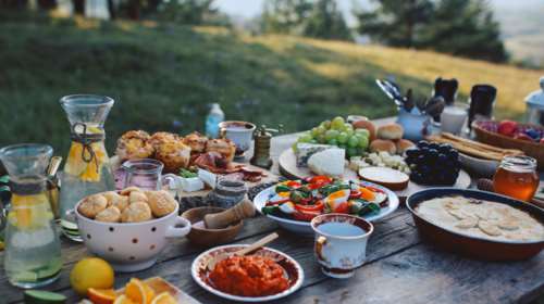 Πώς τρέφονται οι αιωνόβιοι; - Εξι καθηγητές του ΕΚΠΑ δίνουν &quot;χρυσές&quot; διατροφικές συμβουλές