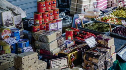 &quot;Τσιμπημένη&quot; η τιμή της λαγάνας και του χαλβά - Φθηνότερα από πέρυσι τα θαλασσινά