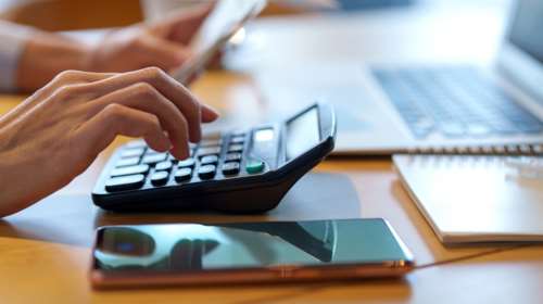 Δημοσιονομικό "μαξιλάρι" ένα δισ. ευρώ εξασφάλισε η κυβέρνηση - Το δίλημμα και τα νέα μέτρα στήριξης στο τραπέζι