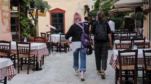 Σκέψεις για νέα μέτρα στους ανεμβολίαστους: Mοντέλο super market στην εστίαση, μάσκες σε εξωτερικούς χώρους και τηλεργασία