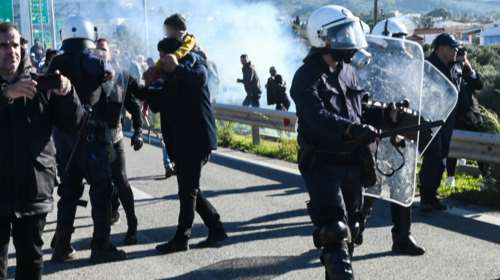 Aγρότες: Σήκωσαν τις μπάρες στο Αντίρριο, ένταση και χημικά από την ΕΛΑΣ στο Ρίο - Ολα τα μπλόκα