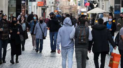 Κορονοϊός: Η Αττική θα κρίνει το άνοιγμα σχολείων και εστίασης - Τι φοβούνται οι ειδικοί