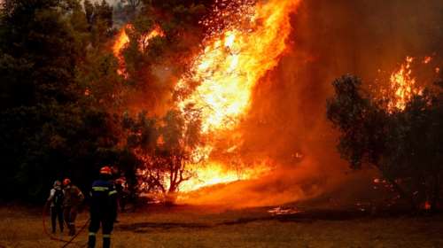 Πύρινη κόλαση στην Αττική: Στις πλαγιές της Πάρνηθας η φωτιά - Κάηκαν σπίτια, εκκενώθηκαν οικισμοί και γηροκομεία