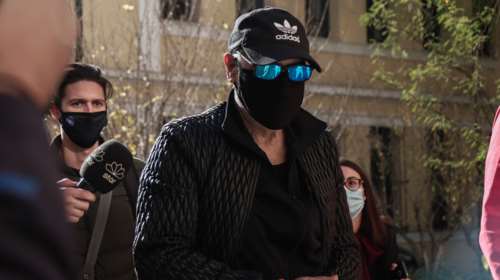 Ο Σφακιανάκης μοίραζε... αυτόγραφα μέσα στο αστυνομικό τμήμα - Κούγιας: Δεν ήταν δικά του τα ναρκωτικά [βίντεο]