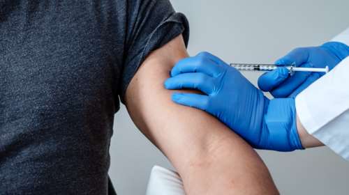 Κορονοϊός: Πόνος στο χέρι, κόπωση και πονοκέφαλος - Οι πιο συχνές παρενέργειες του εμβολίου