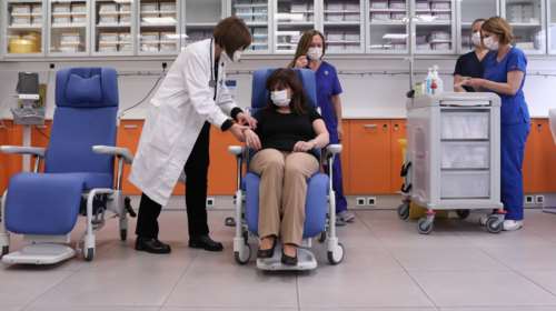 Κορονοϊός: Εμβολιάστηκε η Κατερίνα Σακελλαροπούλου στον &quot;Ευαγγελισμό&quot; [εικόνες-βίντεο]