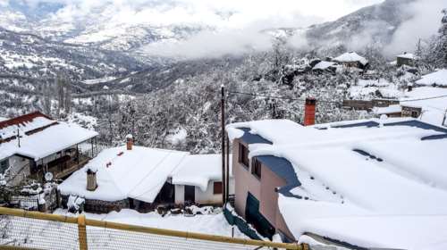 Χιονίζει σε Πάρνηθα και Βίλια: Στα λευκά Μεσσηνία, Ηλεία, Λακωνία: Εως -15 ο υδράργυρος [εικόνες - βίντεο]