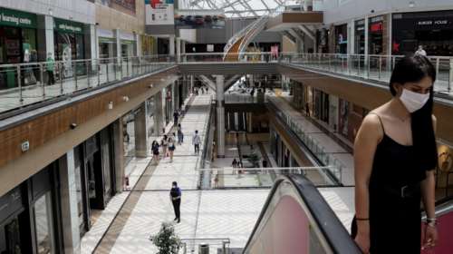 Τα πρώτα ψώνια στα εμπορικά κέντρα με αποστάσεις, μάσκες και αντισηπτικά [Εικόνες]