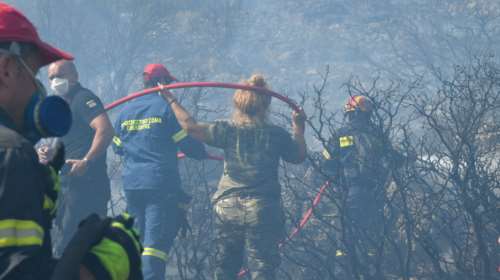 Χωρίς ενεργό μέτωπο η φωτιά στο Ρέθυμνο: Μάχη με τις αναζωπυρώσεις, έπεσαν οι άνεμοι [εικόνες-βίντεο]