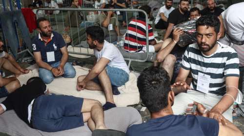 Πύλος: 8 διασωθέντες ανακρίνονται ως διακινητές, ανάμεσά τους και ο καπετάνιος - 4.000 ευρώ το άτομο η &quot;ταρίφα&quot;