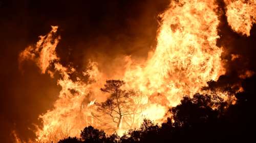 Νύχτα-εφιάλτης στην Κερατέα: Ανεξέλεγκτες οι φλόγες καίνε σπίτια - Τραγικός θάνατος ενός ηλικιωμένου [εικόνες - βίντεο]