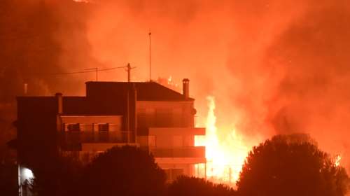 Φωτιά στην Αττική: Απανωτά μηνύματα του 112, ξεκίνησαν ρίψεις τα εναέρια μέσα [εικόνες - βίντεο]