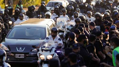 Μαραντόνα: Kηδεία με χιλιάδες κόσμου στους δρόμους για το συγκινητικό τελευταίο αντίο [εικόνες και βίντεο]