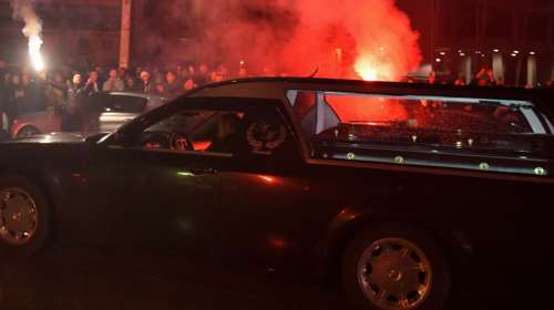 ΠΑΟΚ: Στο γήπεδο της Τούμπας οι σοροί των 7 οπαδών - Καπνογόνα και συνθήματα - "Αδέρφια ζείτε, εσείς μας οδηγείτε" [εικόνες - βίντεο]