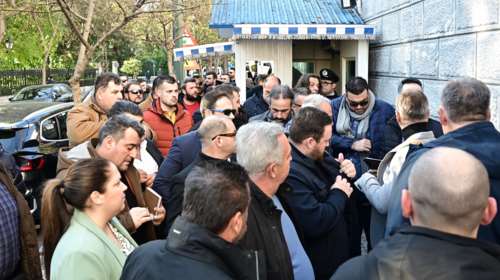 Σε λίγη ώρα η συνάντηση των αγροτών με Μητσοτάκη - Με τα πόδια έφτασαν στο Μαξίμου οι 25 εκπρόσωποι [βίντεο]