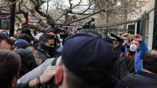 Στην Ευελπίδων η Ρούλα Πισπιρίγκου με αλεξίσφαιρο και κουκούλα - &quot;Σκύλα, φόνισσα, ομολόγησε!&quot; [βίντεο]