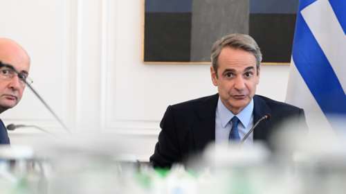 Ο Μητσοτάκης &quot;διαφημίζει&quot; το κυβερνητικό έργο ενώ ο ΣΥΡΙΖΑ διαλύεται και το ΠΑΣΟΚ ψηφίζει - Νέα εμφάνιση Σαμαρά-Καραμανλή
