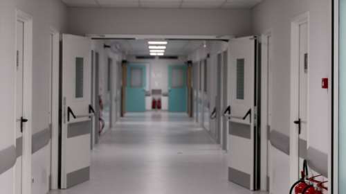 Κορονοϊός: Στο &quot;κόκκινο&quot; οι ΜΕΘ - Τριπλό αρνητικό ρεκόρ σε νεκρούς, διασωληνωμένους και κρούσματα