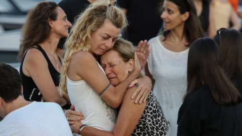 Φωτιά στο Μάτι: Ράγισαν καρδιές στο μνημόσυνο για τα 103 θύματα που χάθηκαν πριν τέσσερα χρόνια [Εικόνες]