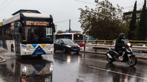 Κακοκαιρία Byron: Πλημμυρισμένοι δρόμοι στην Αττική, χάος στον Κηφισό - Φόβοι υπερχείλισης του Σαραντάπορου [εικόνες - βίντεο]