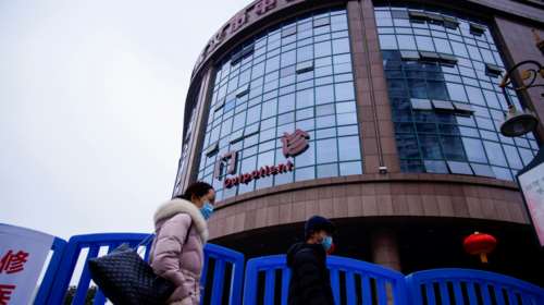 Κίνα: Φόρος τιμής στον 34χρονο γιατρό Λι Γουενλιάνγκ -Σήμανε συναγερμό για τον νέο κορονοϊό, πριν νοσήσει και ο ίδιος