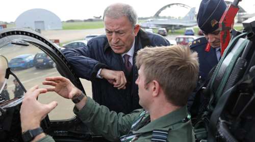 Επιδεικτικός Ακάρ στη Βρετανία:  Είδε από κοντά τις ικανότητες του Eurofighter Typhoon [εικόνες]