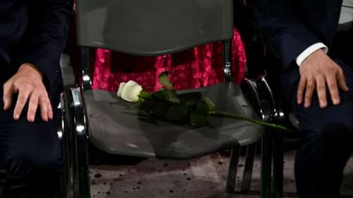 Συνέδριο ΠΑΣΟΚ: Συγκινητική στιγμή - Ένα λευκό λουλούδι και μια άδεια καρέκλα για τη Φώφη Γεννηματά [Εικόνες]