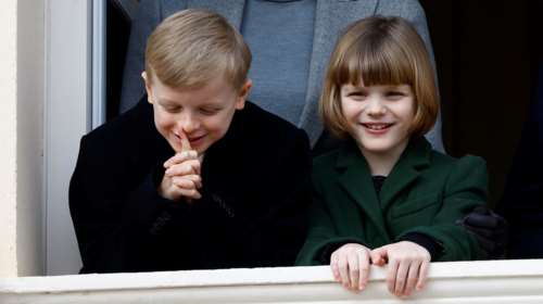 Αδελφική αγάπη: Τα δίδυμα της Σαρλίν και του Αλβέρτου ποζάρουν με την ετεροθαλή αδερφή τους