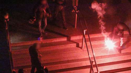 Σύνταγμα: Η στιγμή της έντασης ανάμεσα σε αντιφασίστες και μέλη της Χρυσής Αυγής [Βίντεο]