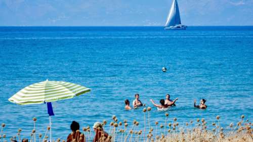 Καιρός: Καλοκαιρινό σκηνικό με τη θερμοκρασία στους 35 βαθμούς Κελσίου - Πού αναμένονται τοπικές βροχές