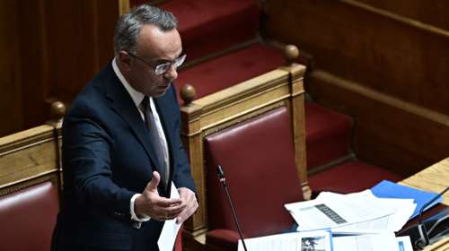 Σταϊκούρας στη Βουλή: Ναι, εγώ μετακινούμαι με τα τρένα - Μαγικές λύσεις σε μακροχρόνια προβλήματα δεν υπάρχουν