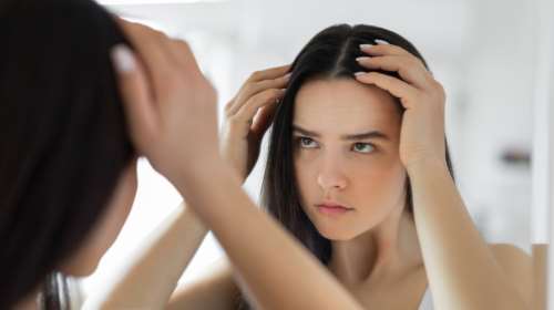 &quot;No shampoo nation&quot;-Η νέα τάση στο TikTok προβληματίζει: &quot;Μη λούζεστε με σαμπουάν και κοντίσιονερ&quot;- Τι λένε οι ειδικοί