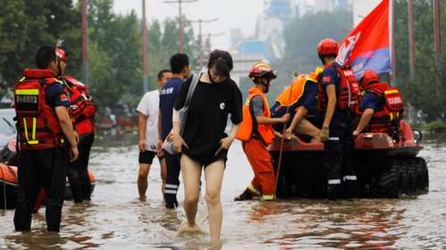 Ιστορική βροχόπτωση στην Κίνα: Πλημμύρισαν τα περίχωρα του Πεκίνου με σκουπίδια και συντρίμμια [Εικόνες]