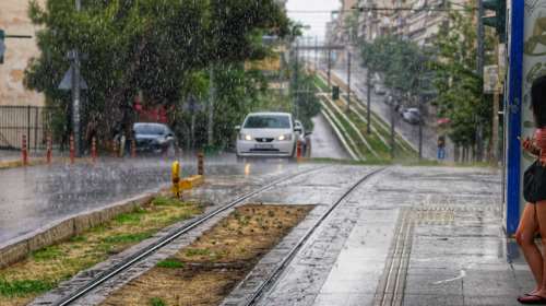 Μπουρίνια και κεραυνοί και σήμερα: Πώς θα εξελιχθεί η κακοκαιρία - Το επικαιροποιημένο έκτακτο δελτίο επιδείνωσης της ΕΜΥ