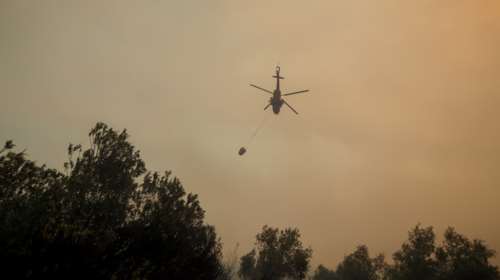Φωτιά στη Μάνη: Εκκενώσεις 8 οικισμών και ενός κάμπινγκ με 500 άτομα στο Μαυροβούνι