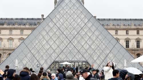 Νέο φιάσκο στο Λούβρο: Εκατοντάδες βιβλία Αιγυπτιακών Αρχαιοτήτων υπέστησαν ζημιές λόγω διαρροής νερού