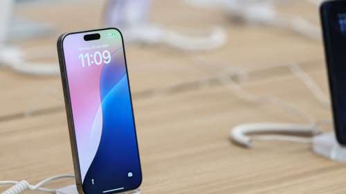 Γιατί ο Τραμπ εξαίρεσε τα iPhone και τους υπολογιστές από τους δασμούς - Μόνο στην Κίνα κατασκευάζονται τόσα εκατομμύρια συσκευές