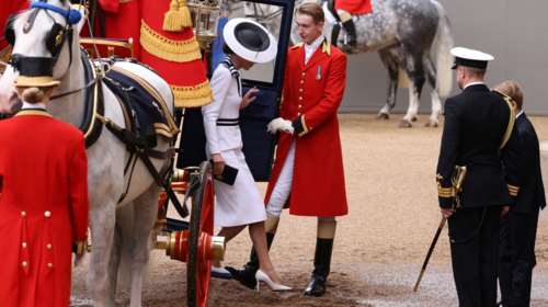 Οι λευκές γόβες Jimmy Choo που βυθίστηκαν στη λάσπη: Η άτυχη στιγμή για την Κέιτ Μίντλετον την οποία χειρίστηκε με χάρη