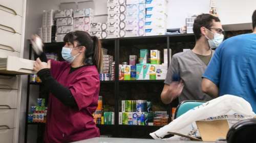 Διπλή &quot;επίθεση&quot; γρίπης και κορονοϊού: Σαρώνουν οι ιώσεις, φοβίζει το νέο μεταλλαγμένο στέλεχος από τις ΗΠΑ