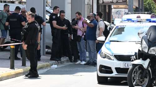 Βίντεο ντοκουμέντο από την αιματηρή συμπλοκή στον Κολωνό: Η στιγμή που ο αστυνομικός πυροβολεί τον 38χρονο ληστή