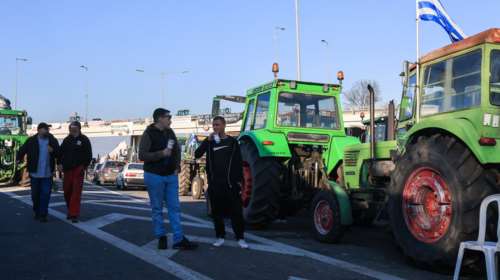 Χριστούγεννα στα μπλόκα: Εμμένουν οι αγρότες, ελεύθερη διέλευση των ταξιδιωτών για τις γιορτές – Νέα σύσκεψη σήμερα