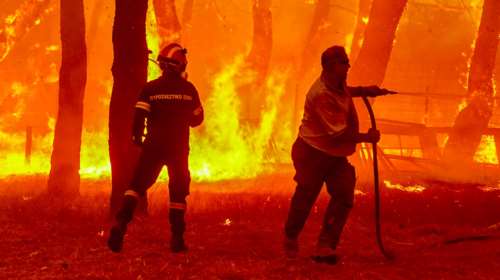 Φωτιά στη Λέσβο: Νύχτα αγωνίας στα Βατερά με τρία πύρινα μέτωπα - Το Λιμενικό απεγκλώβισε εννέα άτομα [Εικόνες]