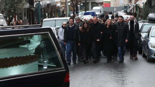 Τραγωδία στα Τέμπη: Ανείπωτος θρήνος στις κηδείες θυμάτων – Σε εξέλιξη η παράδοση των σορών [εικόνες, βίντεο]