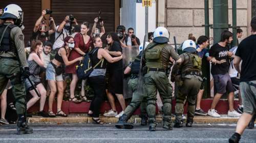 Επεισόδια στο κέντρο της Αθήνας: Ένταση με χημικά στην πορεία για τον Γιάννη Μιχαηλίδη [Εικόνες - Βίντεο]